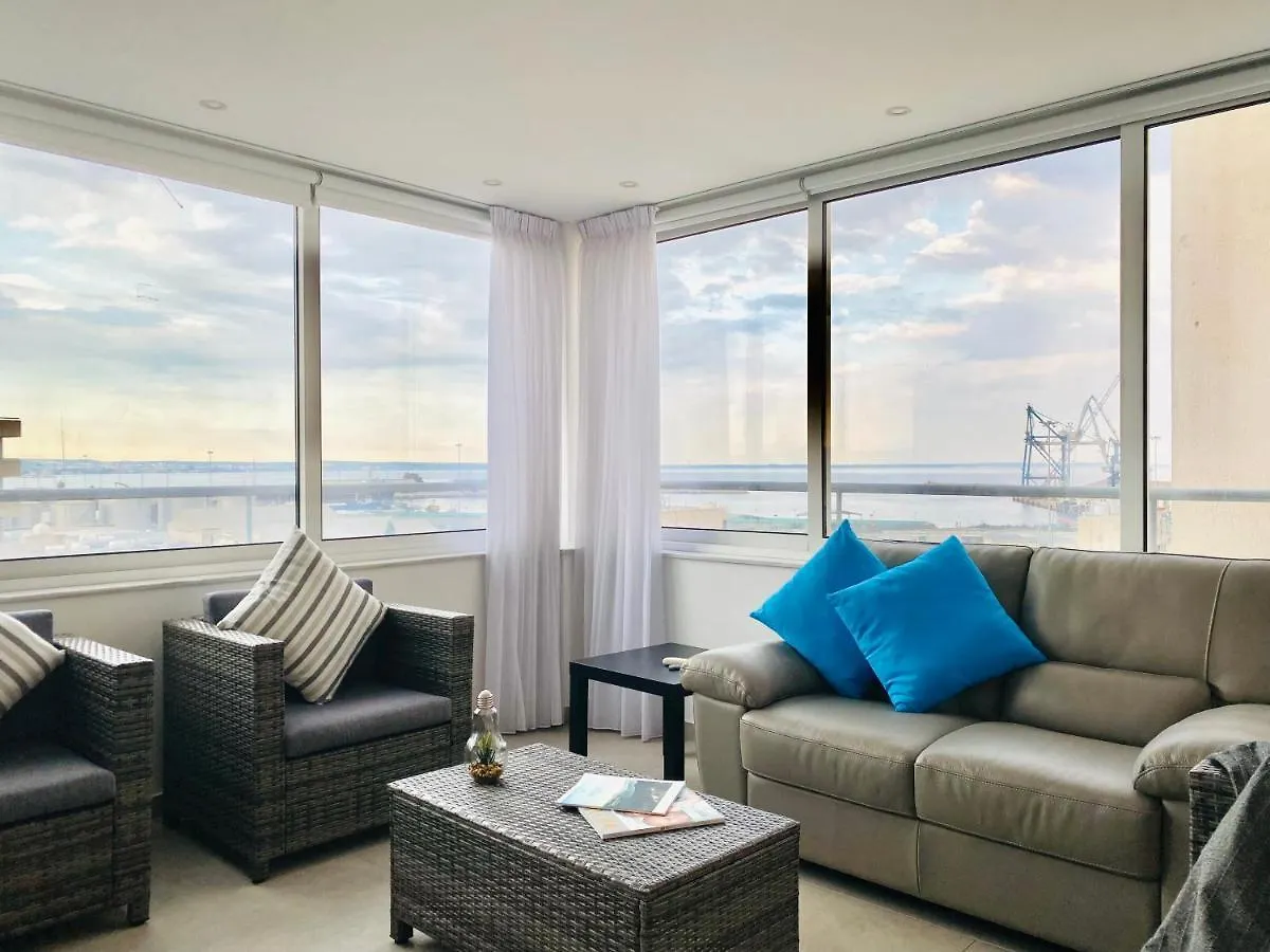 Panoramic Seaside Getaway, 2-Br Penthouse Apartment Larnaca